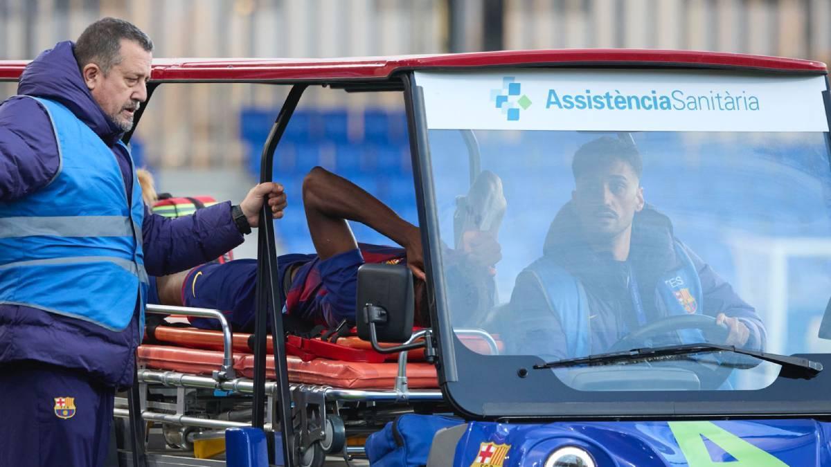 Sama Nomoko se retuerce de dolor al ser retirado en camilla del Johan Cruyff