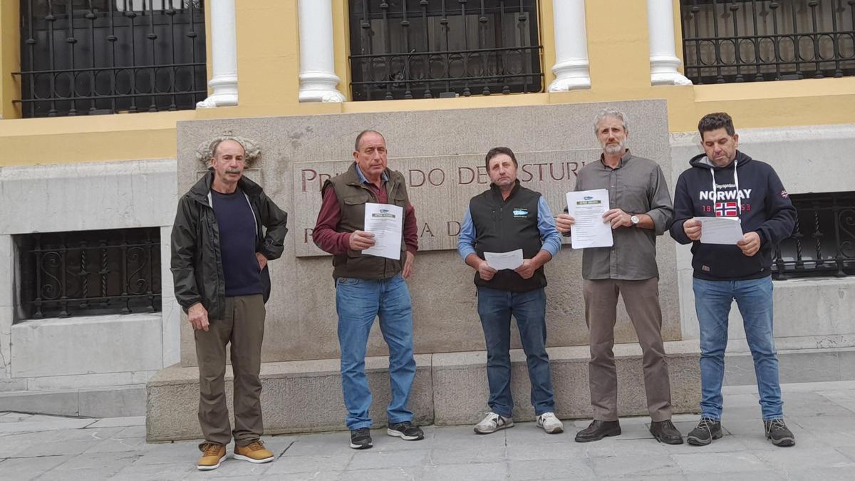 Los representantes de Asturias Ganadera y Usaga, ante Presidencia del Principado, este jueves, en Oviedo.