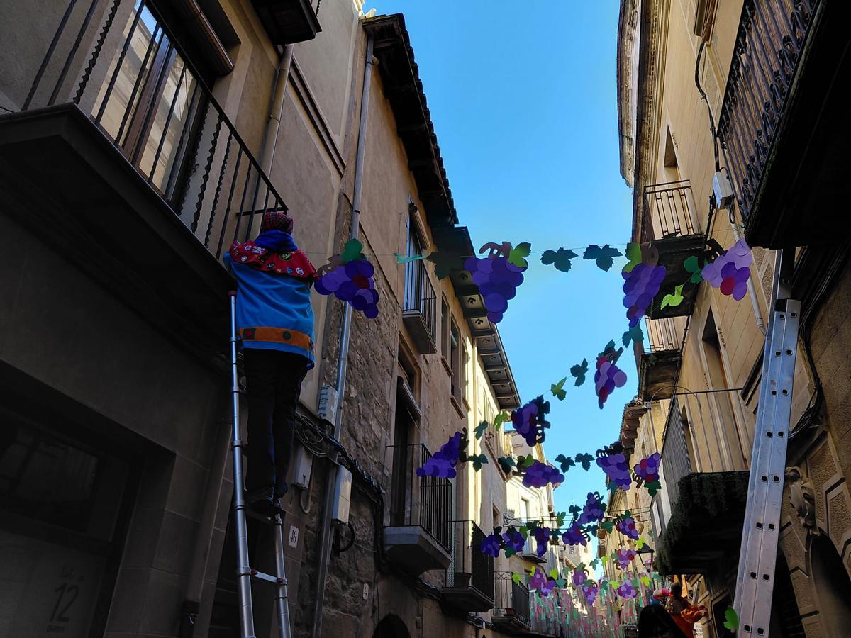 Solsona ja llueix de Carnaval amb les Enramades dels carrers