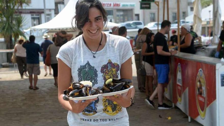 El mejillón está siendo el protagonista del verano en las fiestas y los puertos. // Noé Parga