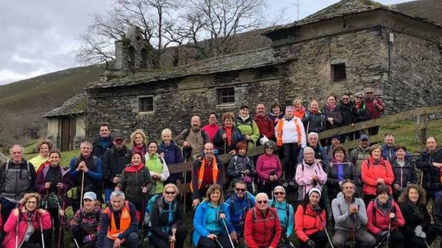 Los Amigos del Camino peregrinan por Allande y Grandas de Salime