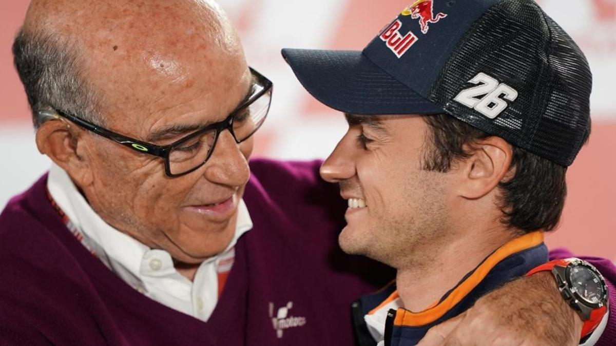 Carmelo Ezpeleta, máximo responsable del Mundial, junto a Dani Pedrosa.