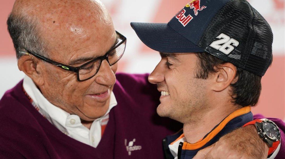 Carmelo Ezpeleta, máximo responsable del Mundial, junto a Dani Pedrosa.