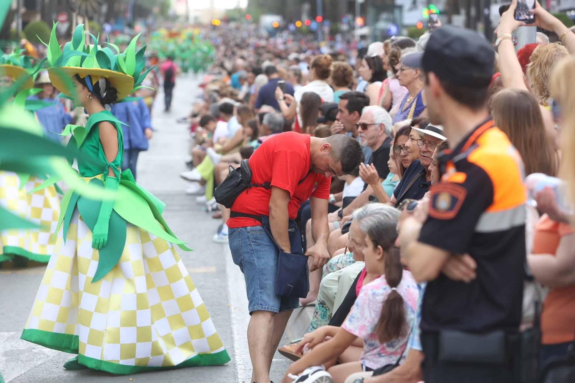 Las 89 hogueras y 20 barracas inundan las calles de Alicante con el tradicional desfile del Ninot