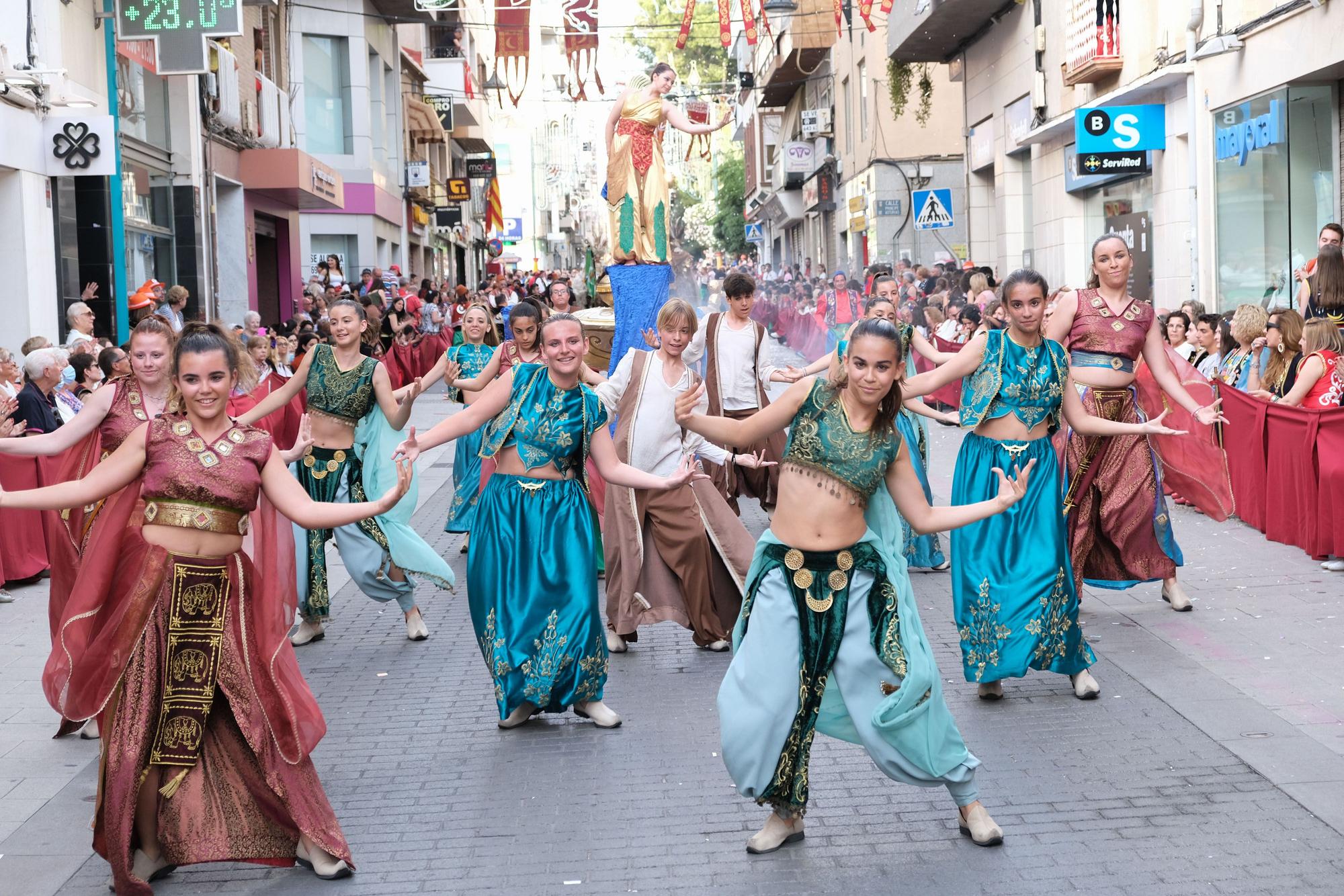 Genios y tesoros en el Desfile Infantil de Elda