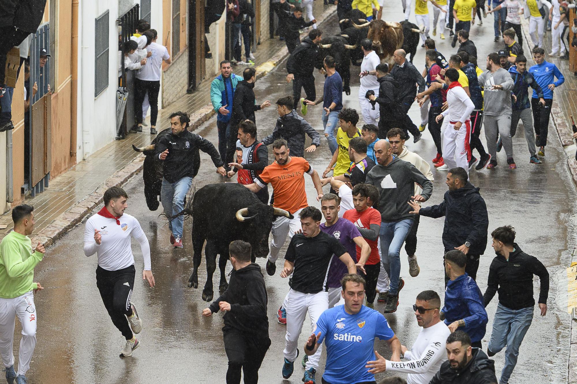 Velocidad y peligro en el histórico encierro de Victoriano del Río en la Vall d'Uixó