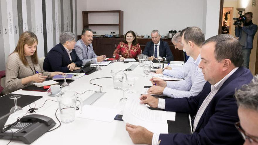 Reunión del consejero de Obras Públicas con rerepsentantes de la Fecam