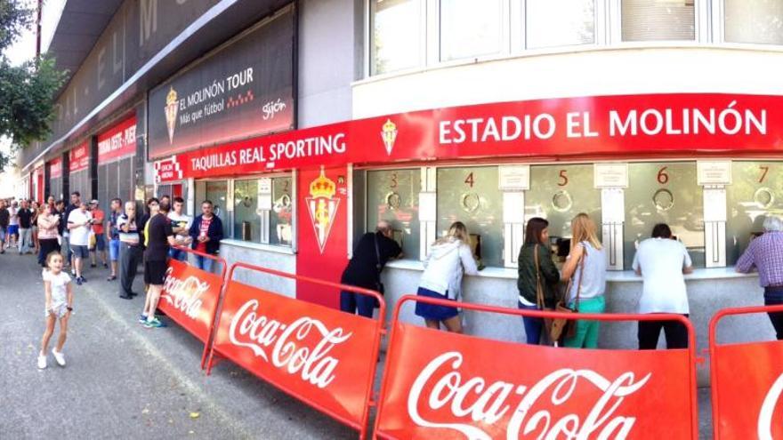 Colas de aficionados ante la oficina de abonados de El Molinón.