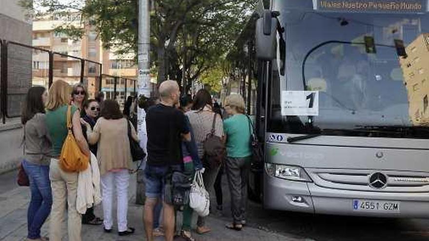 Enfermeros alicantinos, madrugón, colas y lloros