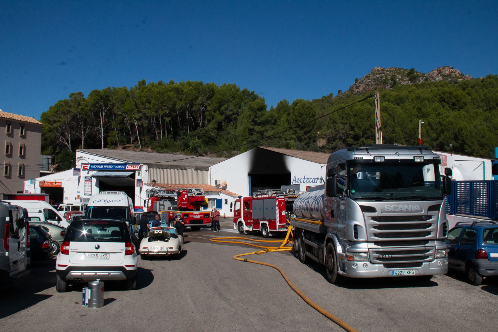 21 trabajadores intoxicados en el incendio en un hangar de autobuses de Andratx