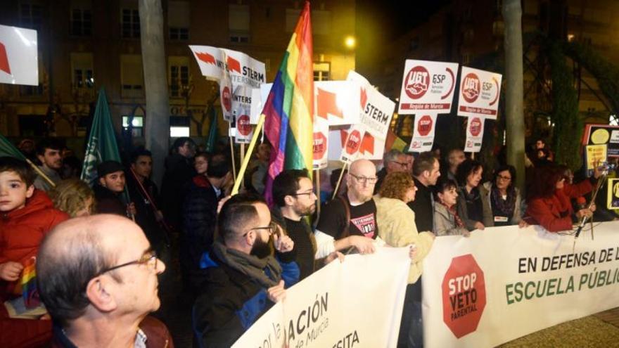 Un momento de la protesta contra el veto parental de hoy.