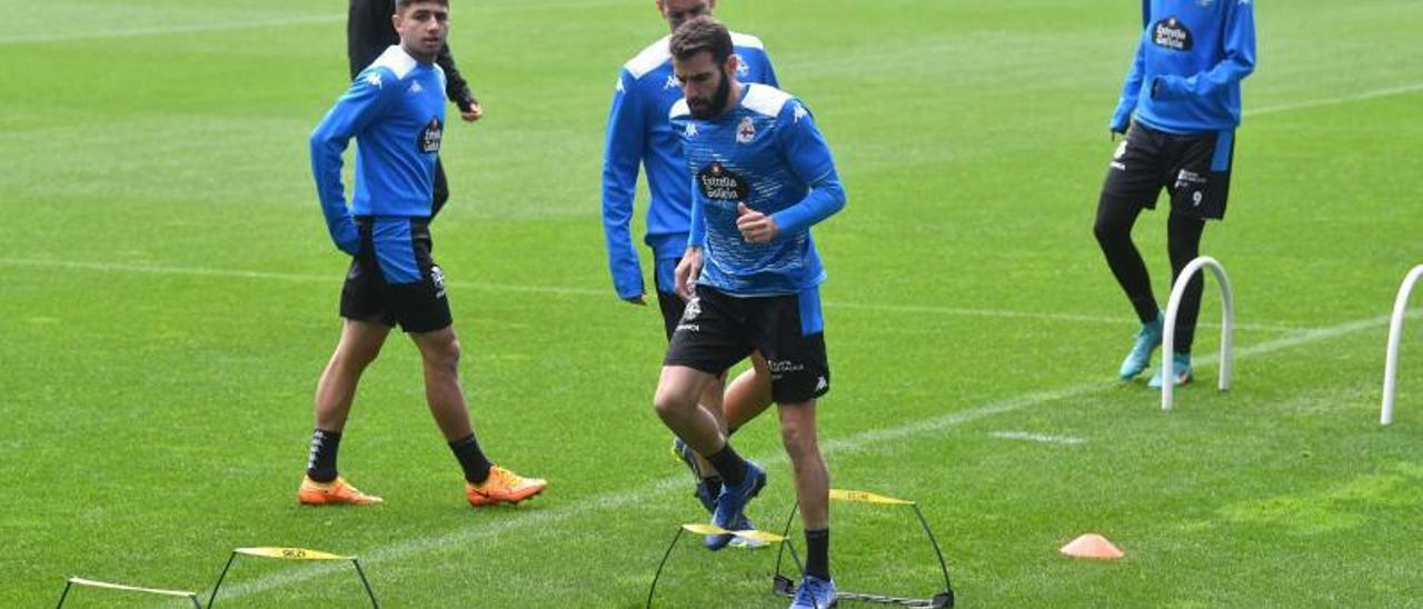 Antoñito, rodeado de compañeros el jueves en el entrenamiento del equipo en Riazor. |  // VÍCTOR ECHAVE