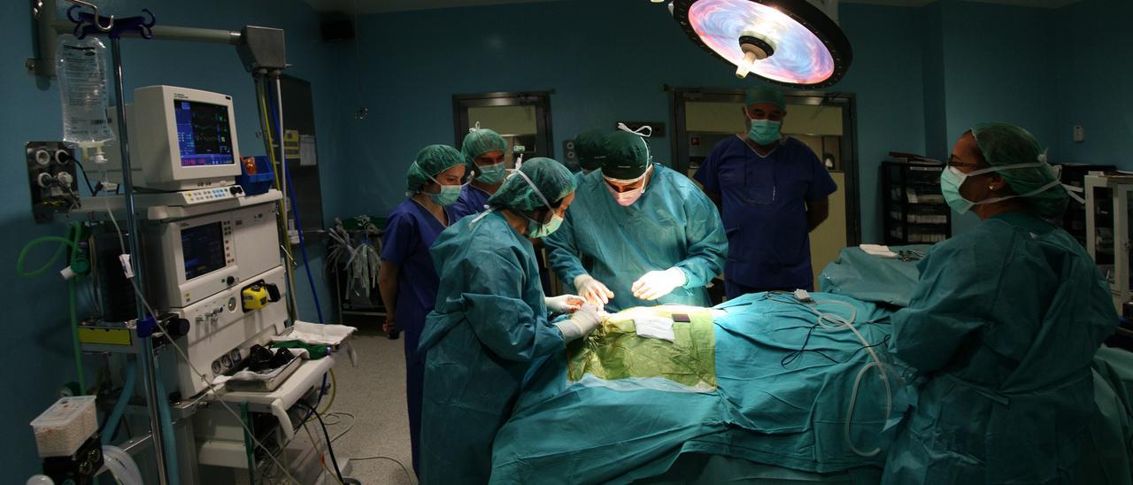 Una fotografía de archivo de una intervención quirúrgica en el hospital Infanta Cristina de Badajoz.