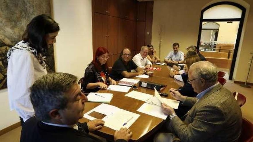 Integrantes de la comisión del &quot;caso Enredadera&quot;, en su sesión constituyente.