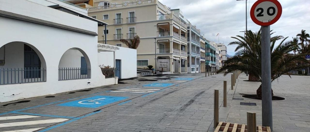 Avenida turística de Puerto Naos. | | R.P.