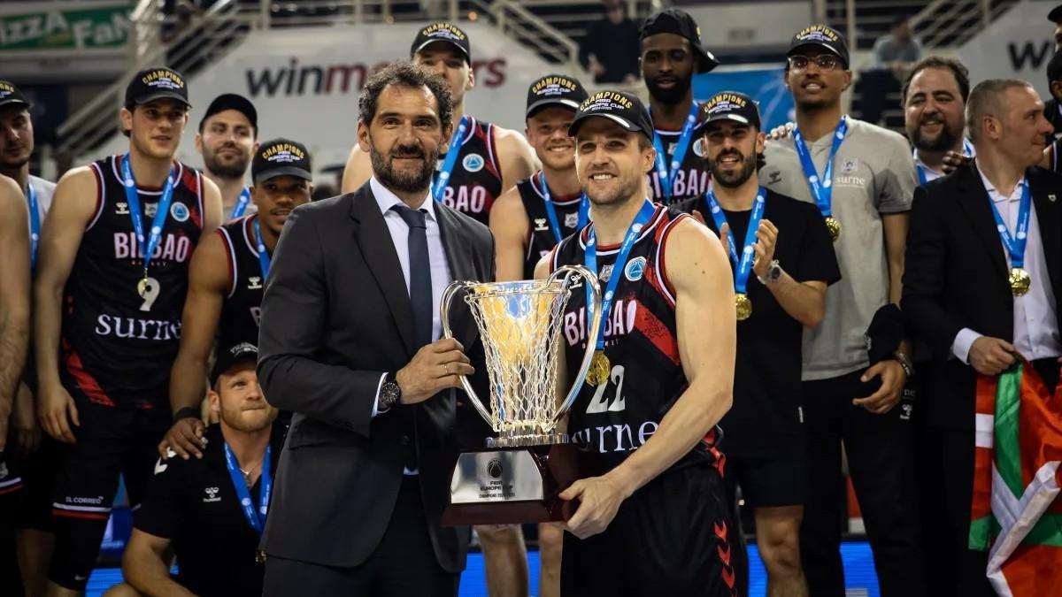 Jorge Garbajosa, presidente de FIBA Europa, junto al capitán de Bilbao Basket, Xavi Rabaseda