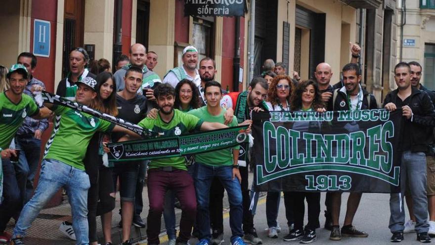 Un grupo de aficionados en el exterior de un bar en Villaviciosa.