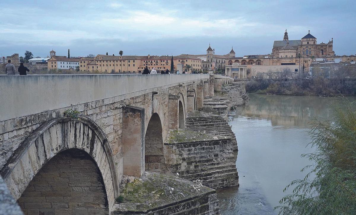 El Puente Romano, en primer plano, ha sufrido distintos procesos de reconstrucción a lo largo de los siglos