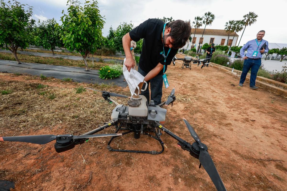 Recarga de fertilizantes en un drone en el centro de experiencias de Cajamar en Paiporta.