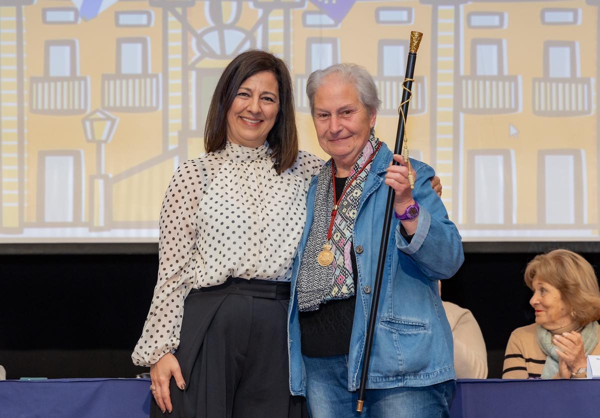 La alcaldesa, María Barral, con la regidora del pleno de mayores, Pilar Babío.