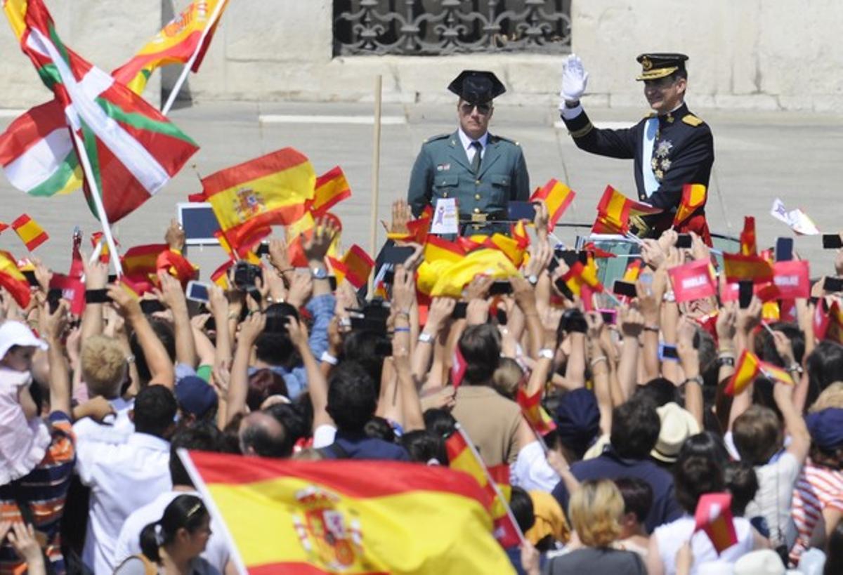 Centenars de persones reben els Reis a l’arribar al Palau Reial.