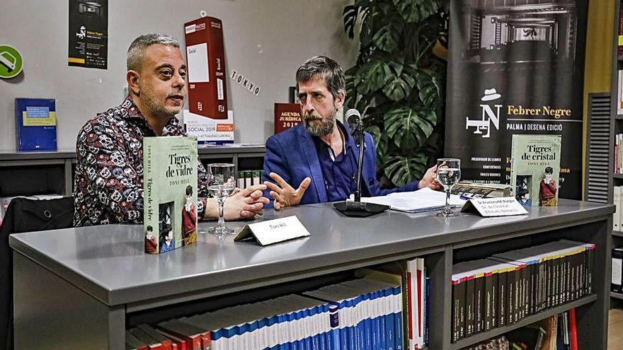 Toni Hill inaugurÃ³ ayer Febrer Negre en Quars Llibres.