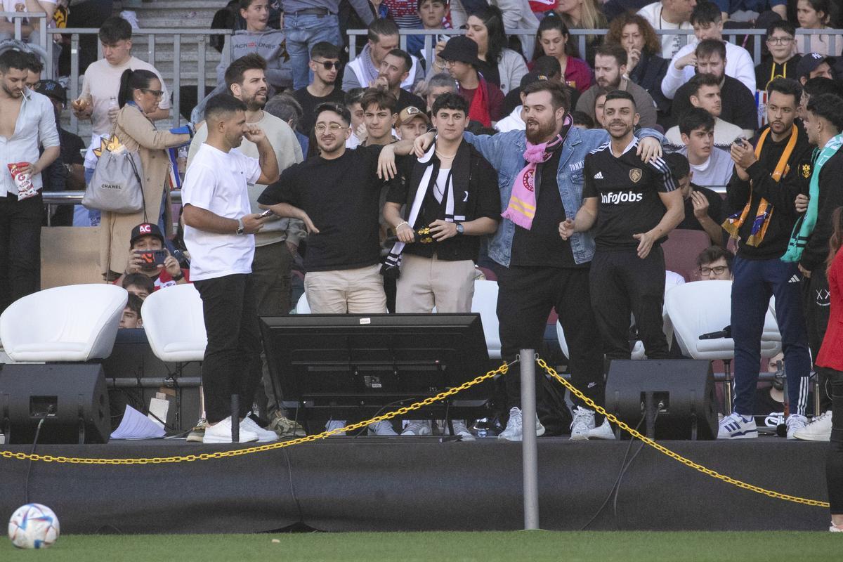 BARCELONA, 26/03/2023.- El streamer Ibai Llanos (4d) posa con los presidentes de los equipos participantes antes de las finales de la Kings League, una competición de Fútbol 7 que se transmite en su totalidad por ’streaming’ que se celebra este domingo en el Spotify Camp Nou con 90.000 espectadores. EFE/ Marta Pérez