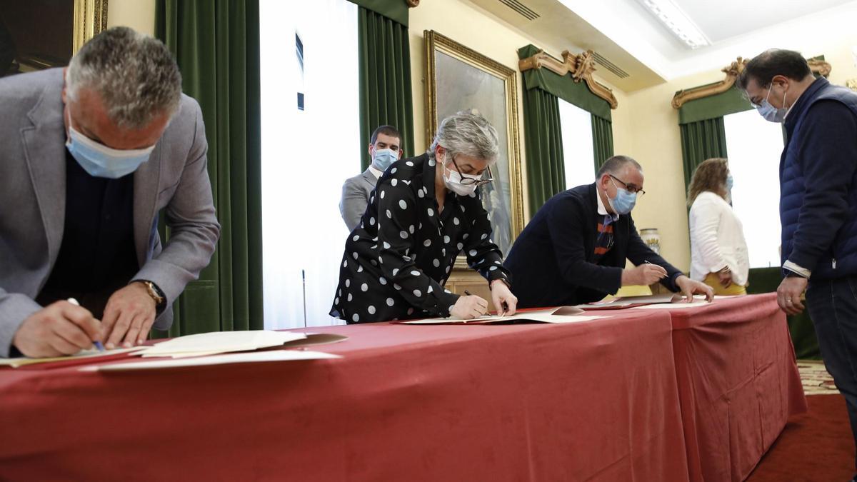 Ana González, entre Belarmino Feito (FADE) y Víctor Roza (CC OO), durante la firma del pacto de concertación social “Gijón reinicia”; al fondo, Fernando Díaz Arnaiz (UGT).