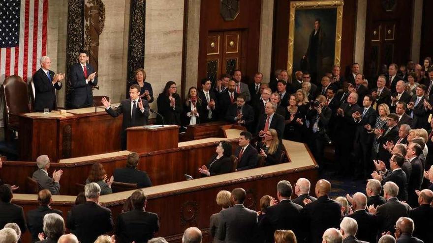 Macron responde a los aplausos de los legisladores de EE UU tras su discurso ante el Congreso. // AFP