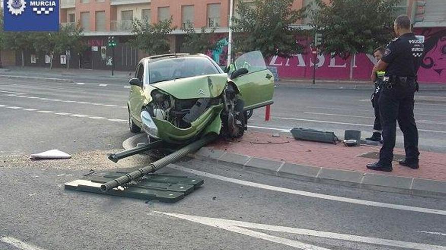 El coche de la conductora tras chocar contra un poste informativo.