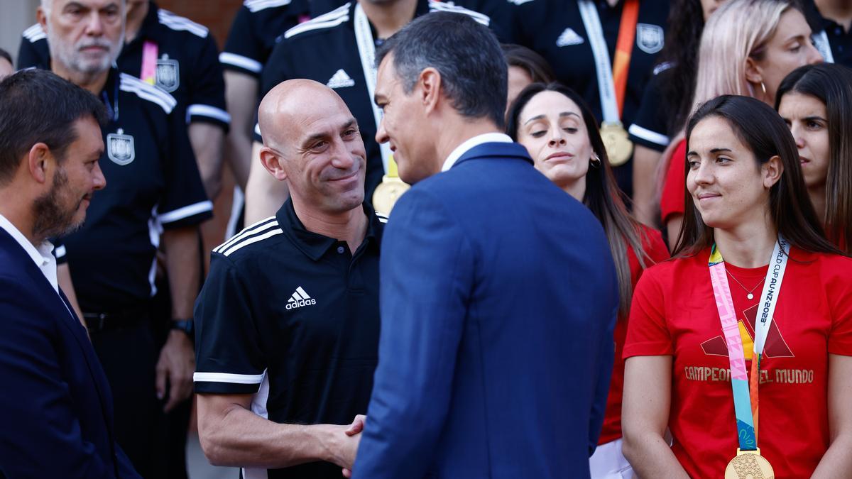 Pedro Sánchez, este martes, en la recepción a las ganadoras el Mundial, saluda al presidente de la Federación Española de Fútbol, Luis Rubiales.