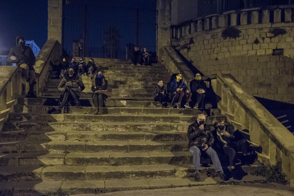 Manresa rep amb cues l''''art efímer dels Jardins de Llum