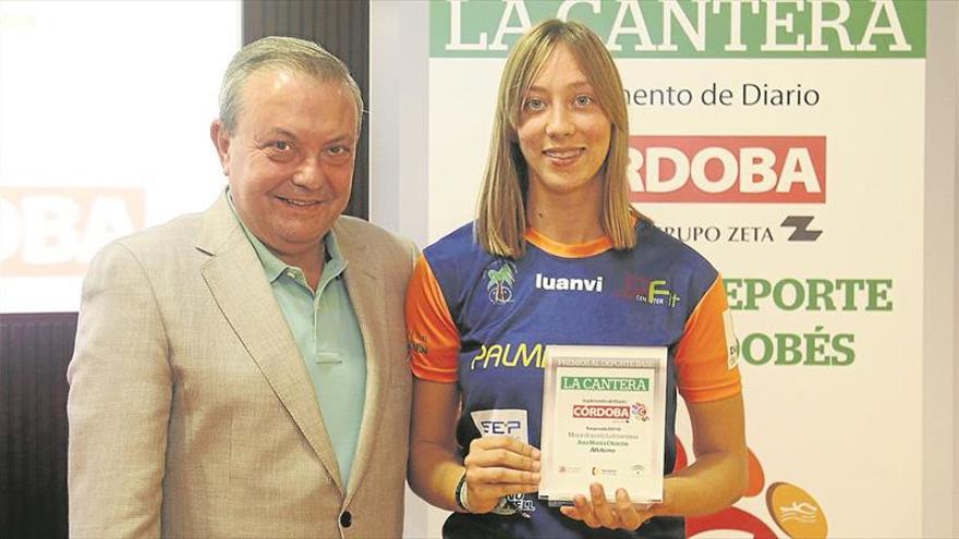 Ana María Chacón recibe el premio a los mejores del deporte base cordobés