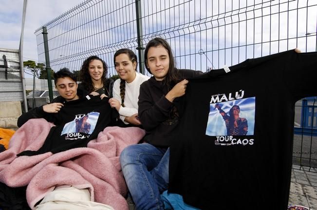 GENTE HACIENDO COLA PARA EL CONCIERTO DE MALU