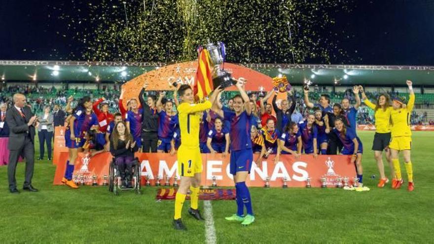 Las jugadoras del Barça levantan el trofeo con la senyera.