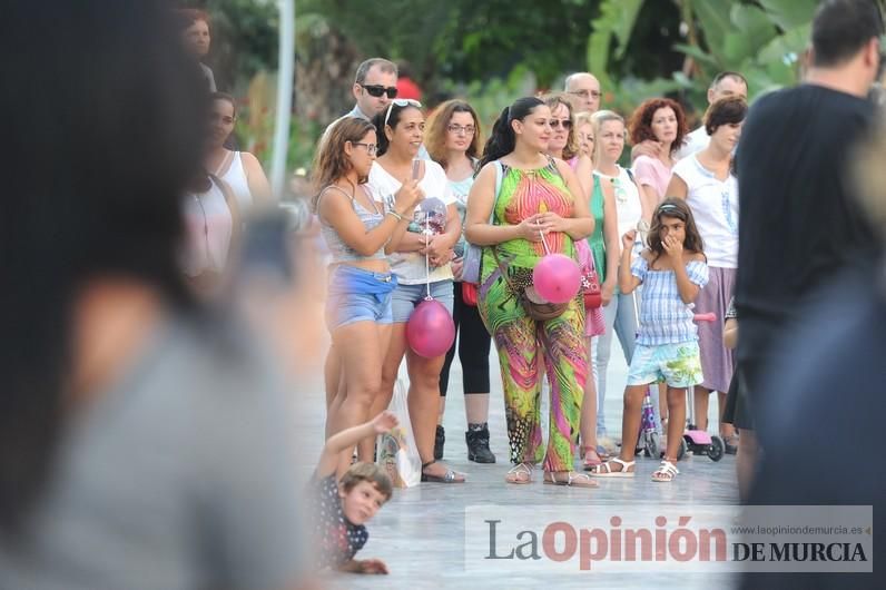 Los bailes latinos salen a la calle en Murcia