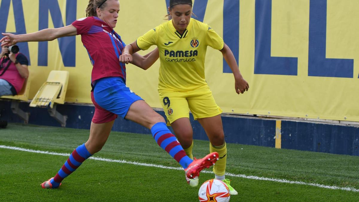 Irene Paredes en la lucha por el balón ante el Villarreal