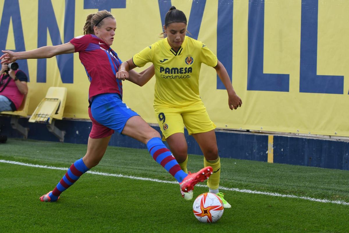 Irene Paredes en la lucha por el balón ante el Villarreal