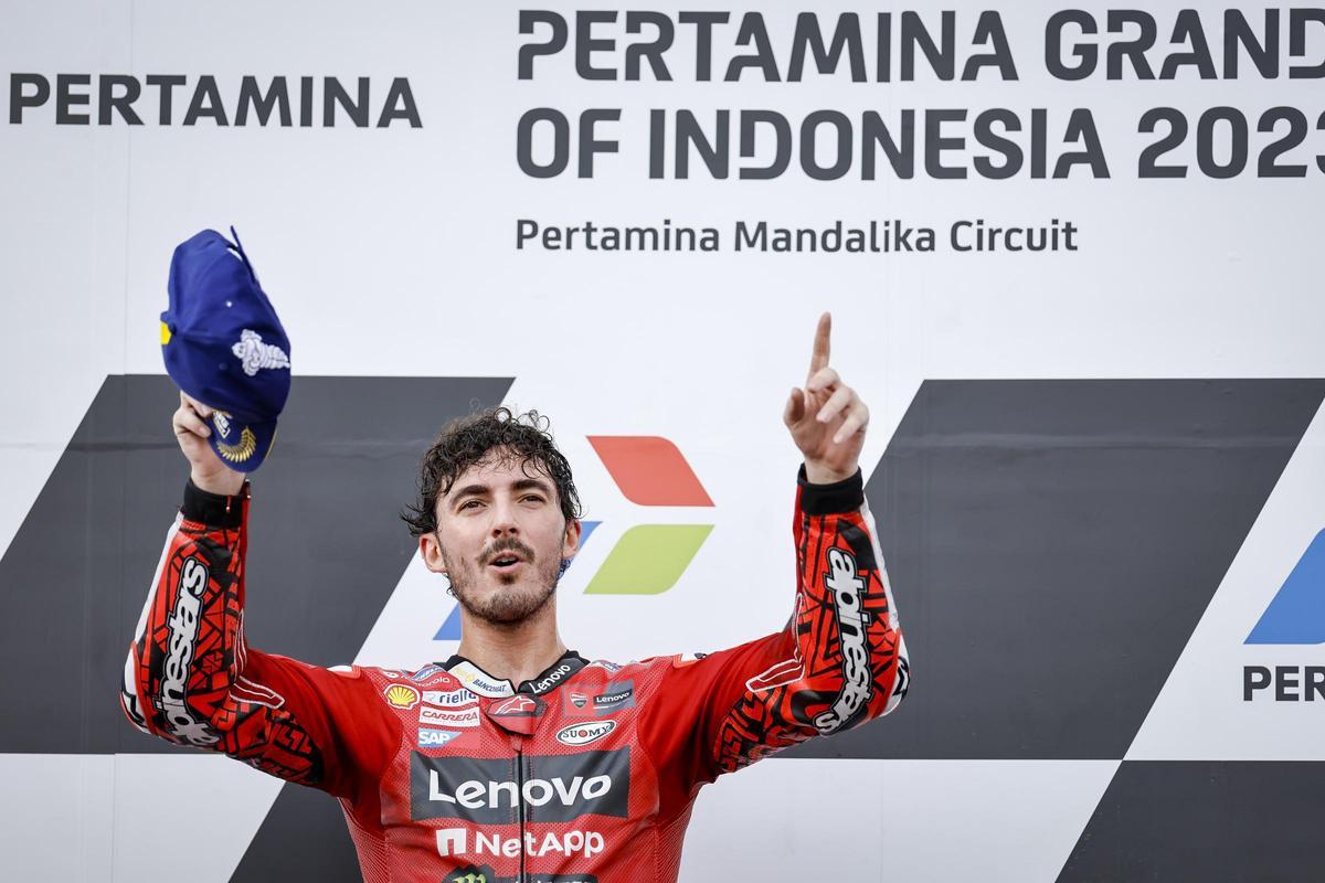 'Pecco' Bagnaia celebra la recuperación del liderato de MotoGP ganando hoy en Indonesia.