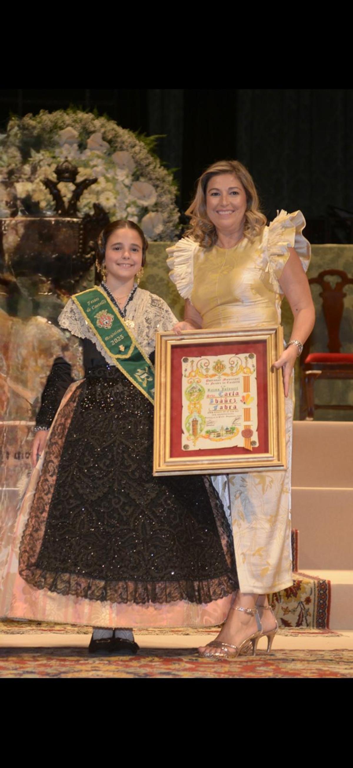 Begoña Fabra, reina de las fiestas del 2000, junto a su hija Carla Ibáñez, reina infantil 2025.