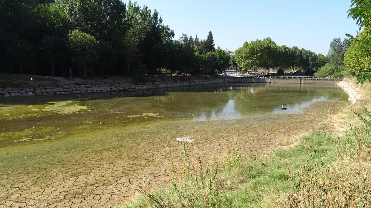 Aspecte del llac de Navarcles, que està mig buit