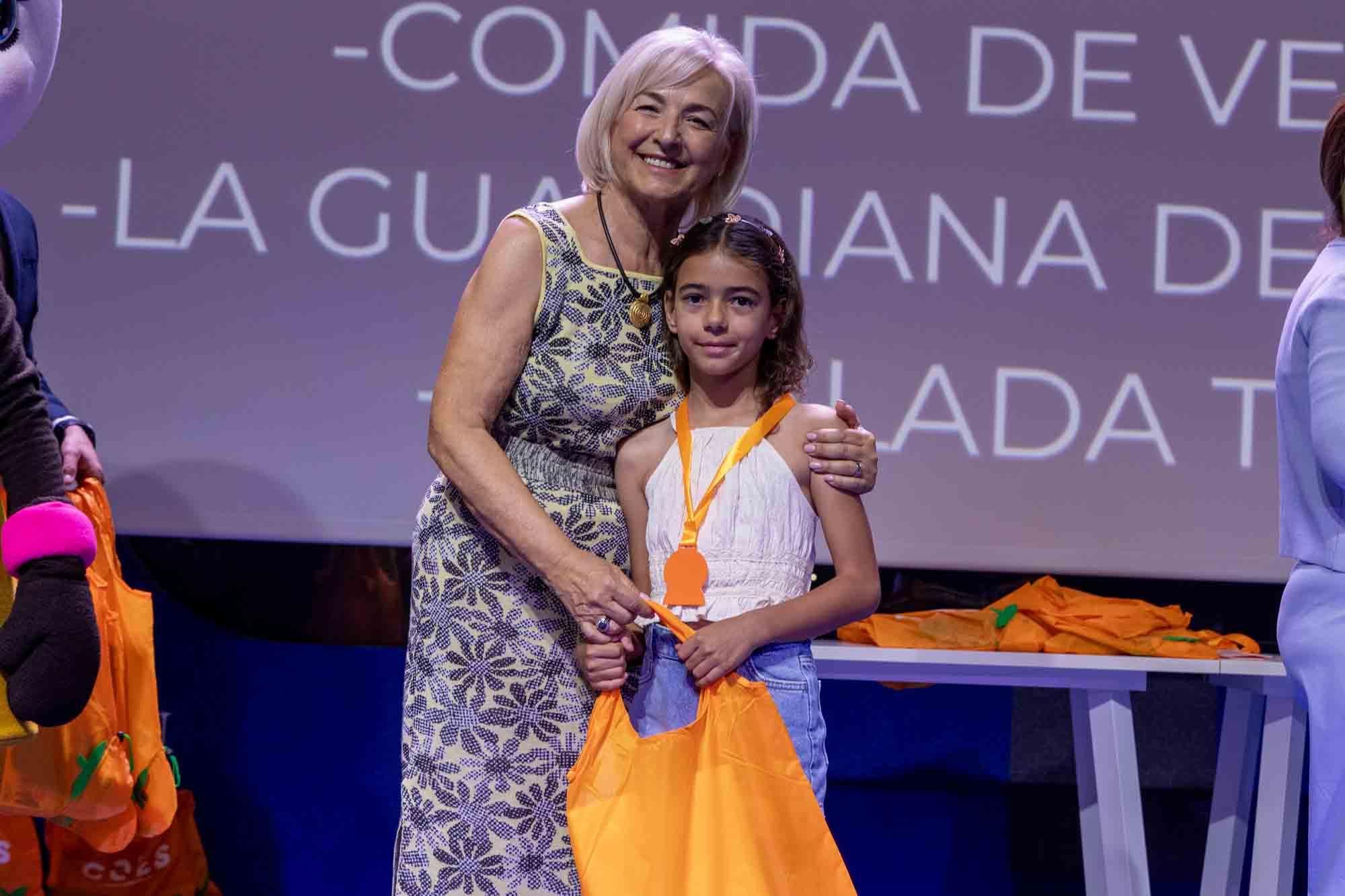 Entrega de premios del concurso infantil de relatos cortos "Cuéntame un cuento para comer" en el Club INFORMACIÓN organizado por COES
