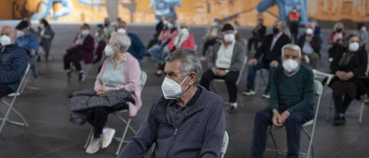 Zona de espera habilitada en el recinto ferial tras recibir la vacuna.   | // BRAIS LORENZO