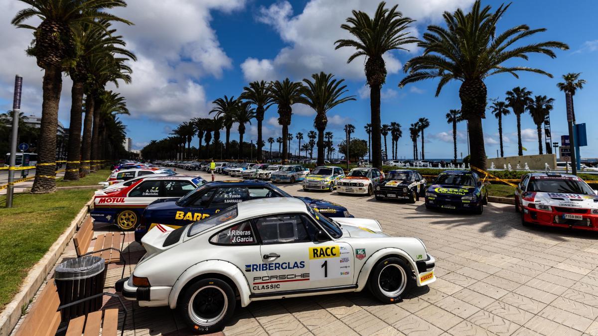 La concentración de coches participantes, en la Avinguda Jaume I de Salou