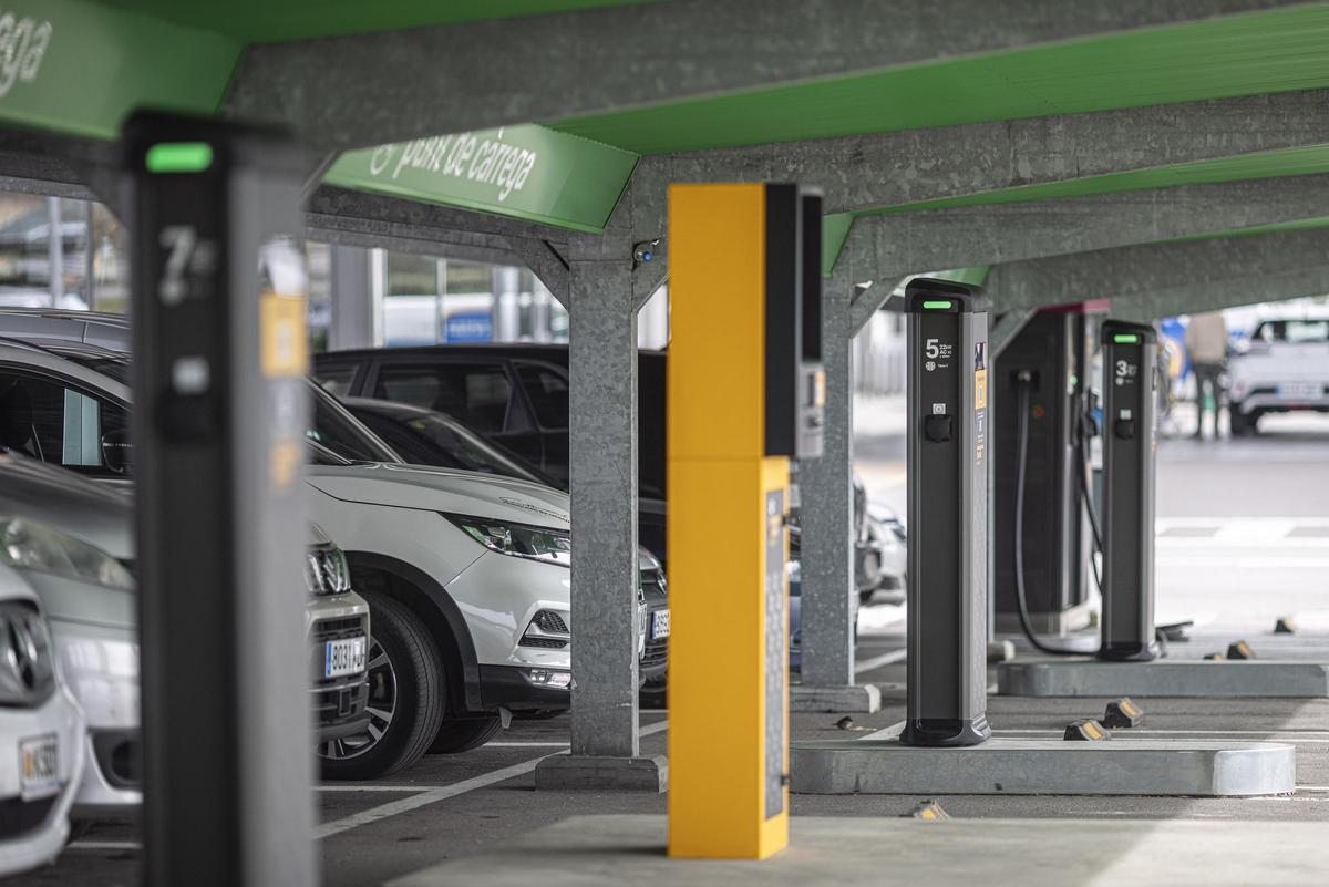 Un aparcament amb un punt de càrrega per vehicles elèctrics