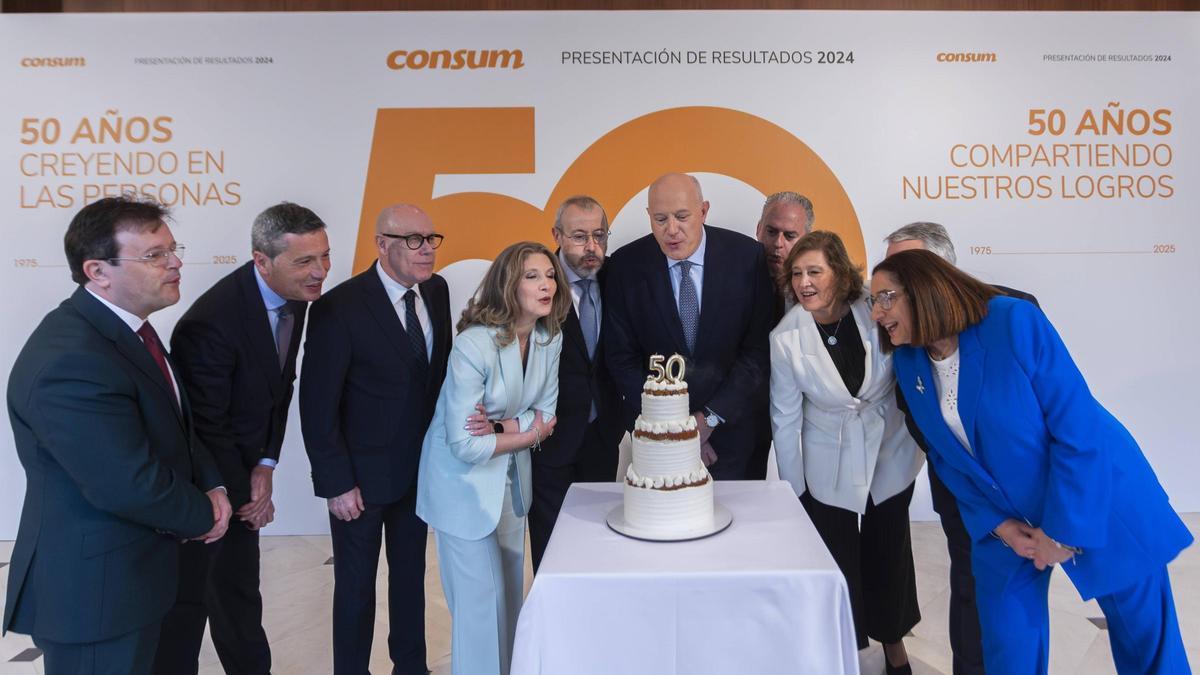 Antonio Rodríguez, en el centre, al costat de la resta de l’equip directiu de Consum, celebra el 50 aniversari de la cooperativa
