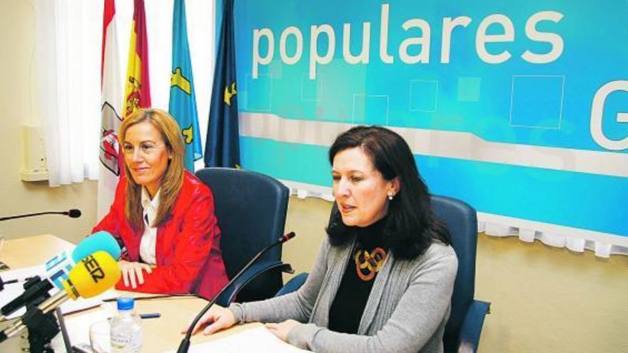 Pilar Fernández Pardo y Ana Barrientos, ayer, en la sede del Partido Popular en Gijón.