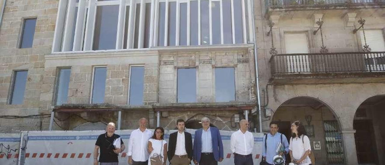 Los arquitectos responsables del proyecto junto con representantes del COAG, la UVigo, XES, CIS-Madera. A la izq., los asistentes, en las gradas de la planta baja. // Alba Villar