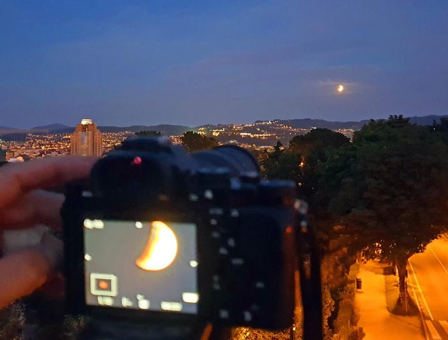 Un eclipse de Luna algo eclipsado. Las nubes empañaron la visión de la Luna, que se mostró tímida en Galicia. La Fundación Ceo observó el satélite desde Vigo