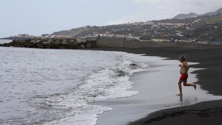 Primer chapuzón en la nueva playa de Santa Cruz de La Palma